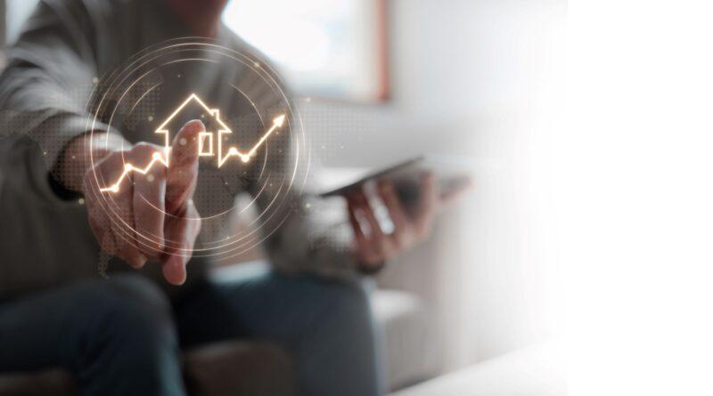 Ein Mann berührt ein holografisches Symbol eines Hauses mit einem aufsteigenden Diagramm, das die Wertsteigerung von Immobilien darstellt. Die Unterstützung durch einen Steuerberater in Neu-Ulm hilft dabei, steuerliche Vorteile bei Immobilieninvestitionen optimal zu nutzen.