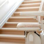 Plattformlift für Treppen im Innenbereich mit Sitz