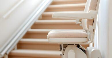 Plattformlift für Treppen im Innenbereich mit Sitz