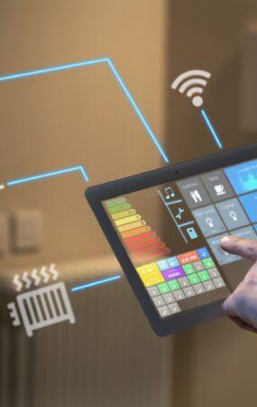 Tablet mit Steuerung vernetzter Haustechnik | Photovoltaik Nagold