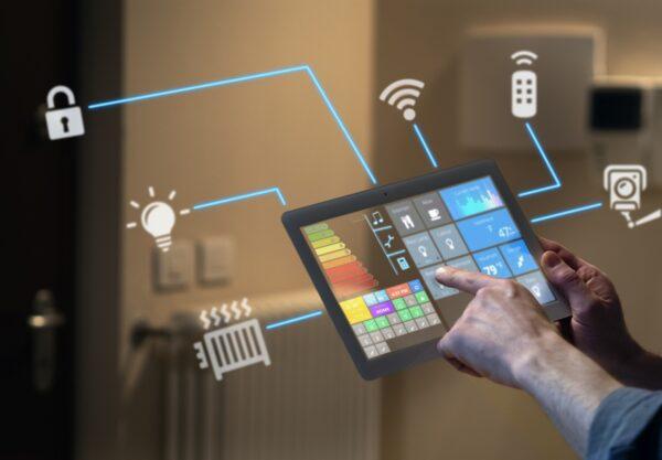 Tablet mit Steuerung vernetzter Haustechnik | Photovoltaik Nagold