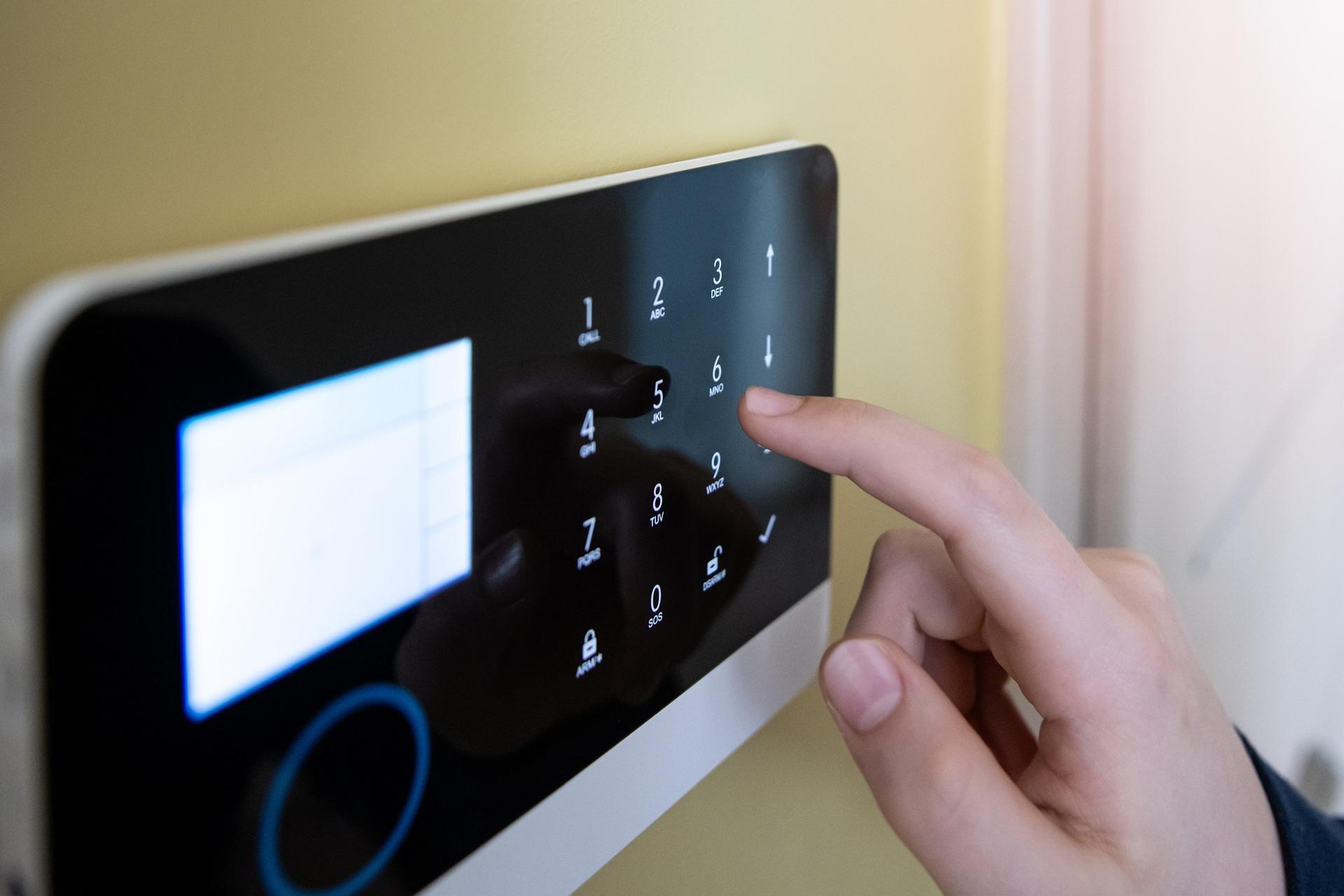 Smart-Home-System mit Zahlenfeld im Haus | Photovoltaik Nagold