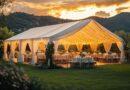 Elegantes Festzelt mit Beleuchtung bei Sonnenuntergang im Garten